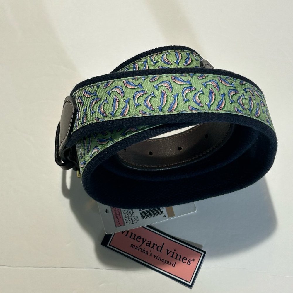 VINEYARD VINES: MEN'S CANVAS BELT - RAINBOW TROUT LILLY PAD SIZE: 42